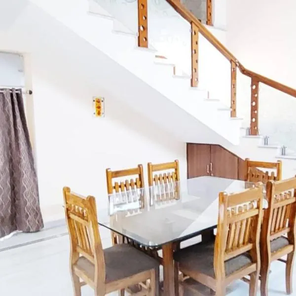 Servostay Kukatpally Spacious 5 BHK Duplex in Vivekananda Nagar with Parking, hotel in Hyderabad