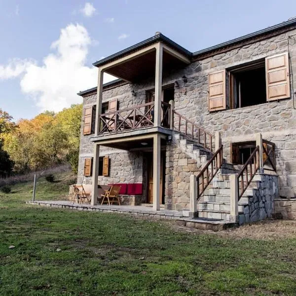 Πέτρινη κατοικία με υπέροχη θέα στο όρος Κόζιακα., hotel in Longiaí