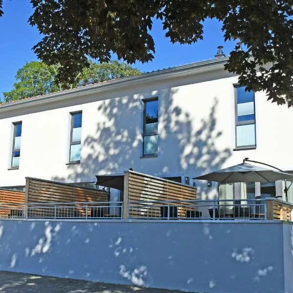 schöne Ferienwohnungen mit Kamin im Ostseebad Sellin, hotel in Ostseebad Sellin