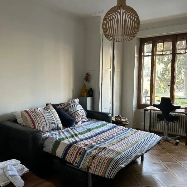 Double Bedroom & Kitchen - Perle du Lac, Geneva, hotel em Genebra