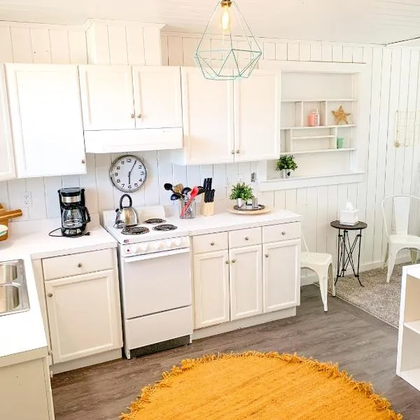 Budget Friendly Bungalow within Walking Distance to the Beach!, hotel in Gulf Shores