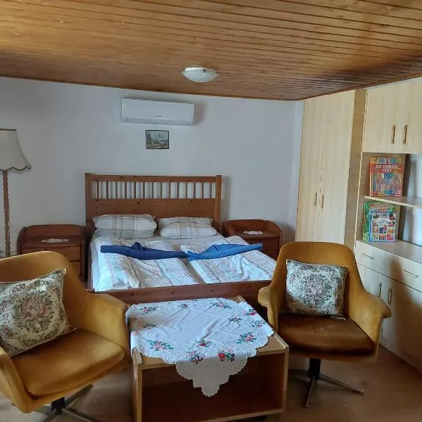 Orbán Apartman، فندق في Kővágóörs