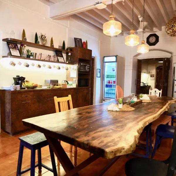 GoSolo Stays Bandra Hostel, hotel in Mumbai