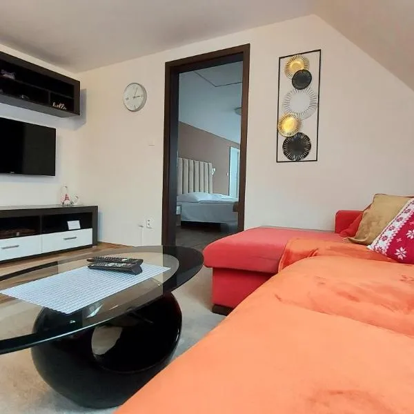 Apartmán Tajov pre 5-6 osôb, privatne parkovanie a terasa, hotel in Tajov