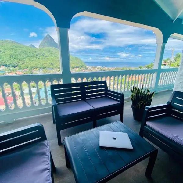 Sapphire Villa 2 - Pitons & Ocean Views + Beach, hotell sihtkohas Soufrière