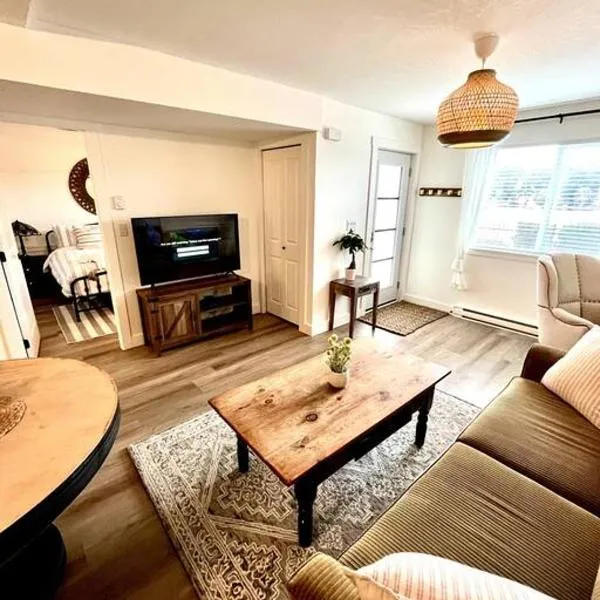 Cozy Lakeview Suite, hotel i Victoria
