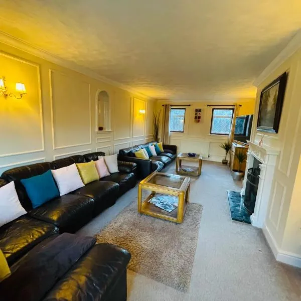 Super King Bed Suite, 5 double beds, WiFi, free off road parking 8 cars, hotel u gradu 'St Ives'