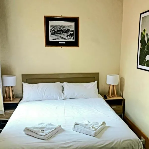 Bathurst में, होटल Family Hotel