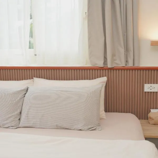 Good Day Homestay, hotel en Nangan