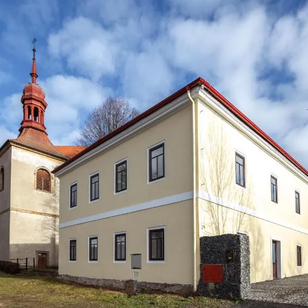 Penzion Fara pod Milešovkou, hotel v destinaci Velemín