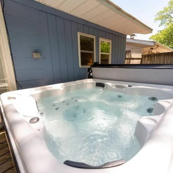 Close to Beach, Hot Tub, Pet Friendly, Firepit, hotel sa Michigan City