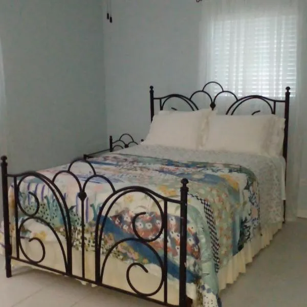 Lynn's Cozy Cottage, hotel in Nassau