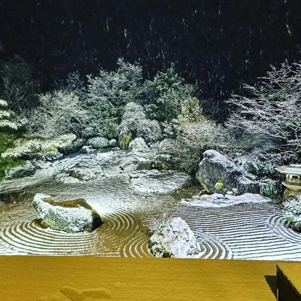 Onsen & Garden -Asante Inn-, hotel u gradu Hakone