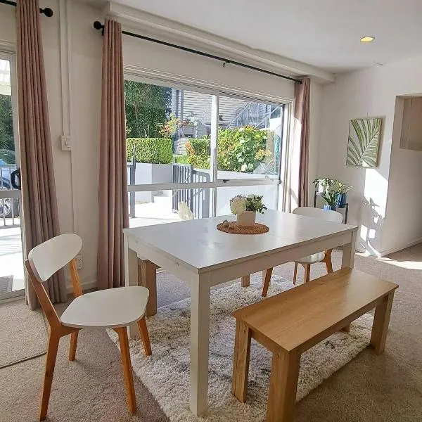 family friendly 3BR flat - 3min walk to the beach - self contained, hotel in Auckland