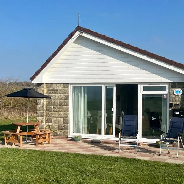 BAYVIEW self-catering coastal bungalow in rural West Wight、フレッシュウォーターのホテル