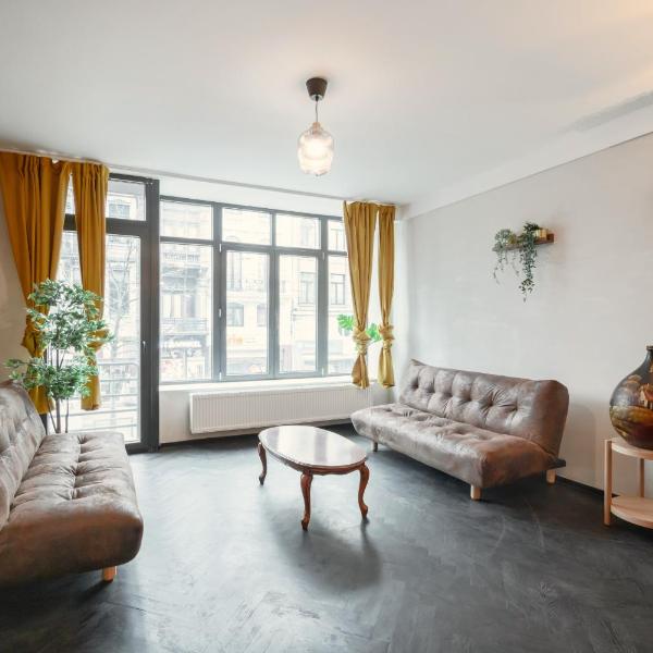 Two-Bedroom Apartments in the Heart of Antwerp, Antwerpia