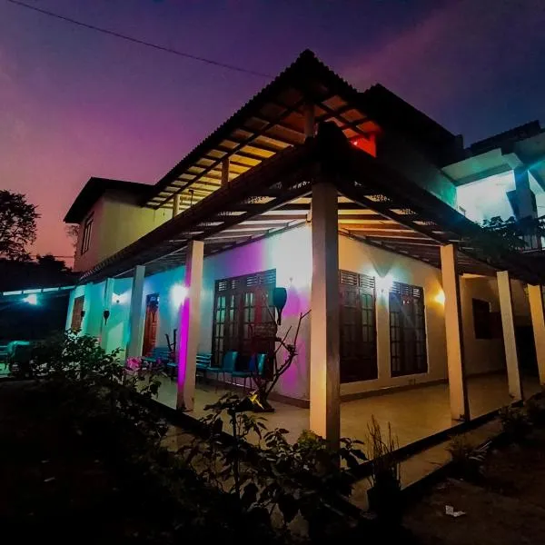 KING TOP Holiday Inn, hotel em Monaragala