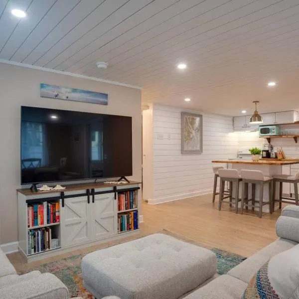 Renovated Cottage: 4th row from the Beach!, hotel in Hilton Head Island