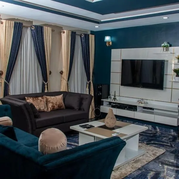 Spacious & Homely 3BR Serviced Flat in Ogudu, Lagos - with less than 20min drive to/fro the International Airport, hotel in Lagos