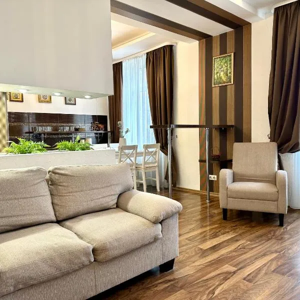 Lux apartments in the city center with a coffee machine, view of a theater, near Zlata Plaza、リウネのホテル