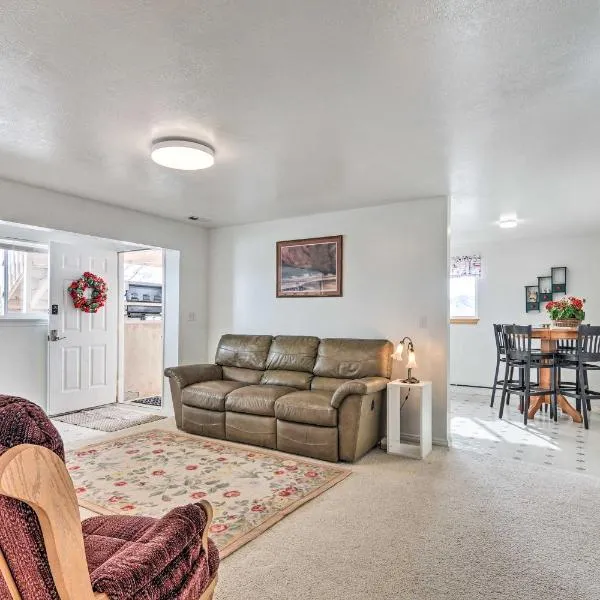 Pet-Friendly Aurora House with Mountain Views!, hotelli kohteessa Salina