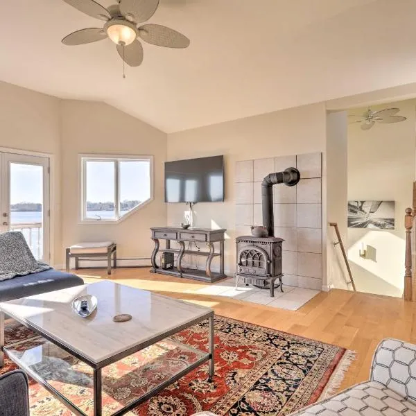 Kayaks, Deck and Pond Access Rhode Island Retreat!, hotel v mestu South Kingstown