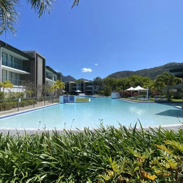 Blue on Blue Large One Bedroom Apartment, steps from ferry, amazing pool, wifi, Hotel in Nelly Bay