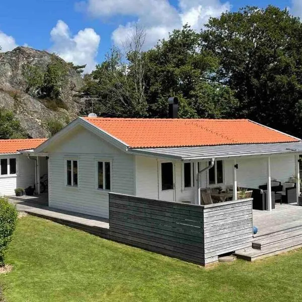 Trevligt hus & Sjöbod i mysiga Mollösund Tången, Hotel in Mollösund