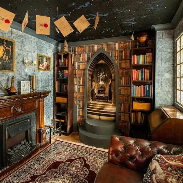 Hogwarts Hideaway Themed Property, hotel in Garston