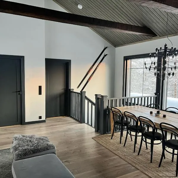 Porthos Ski-in Lodge with private hot tub and sauna in Lapland, hotel in Pyhätunturi