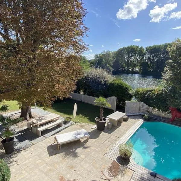 Belle demeure avec piscine, vue et accès direct à la Seine, très proche de Paris, hotel v destinaci Carrières-sur-Seine