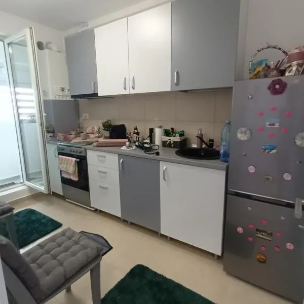 Garsoniera Monique Luxury, hotel en Chiajna