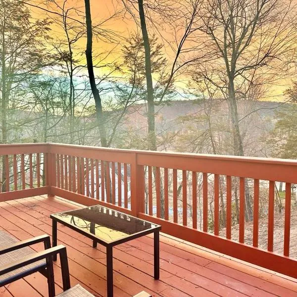 Chic Chalet River Views & Access、Montagueのホテル