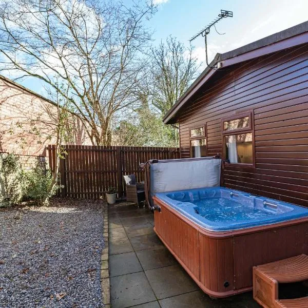 Bluebell Lodge 24 with Hot Tub, ξενοδοχείο σε Newton Stewart