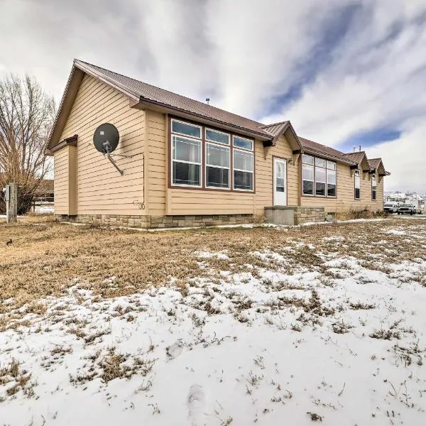 Charming Cody Vacation Home with Mtn Views!, hotel in Cody