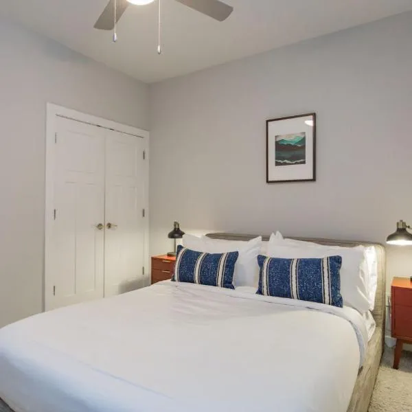 CozySuites Music Row Spacious 1BR with free parking 60, hotel in Nashville