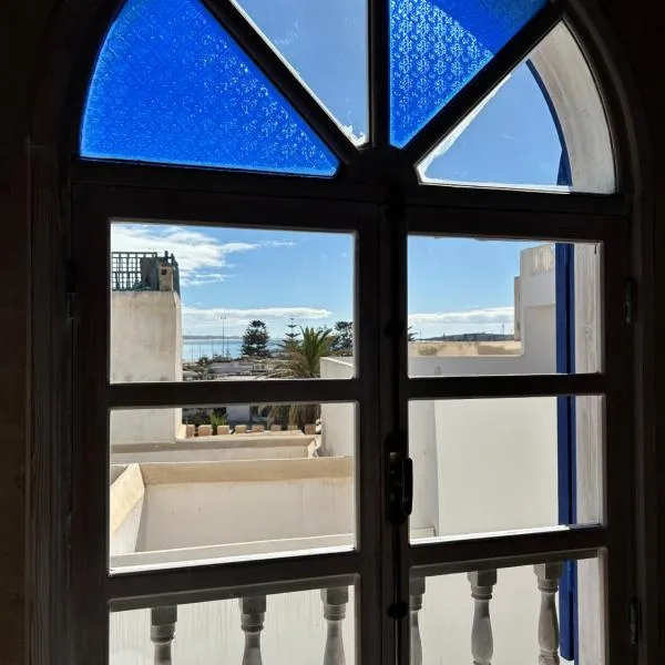 Riad Les Sables Bleus, médina, lumineux et terrasse privée sur mer, hotel in Essaouira