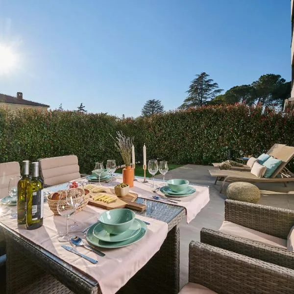 Spada brand new apartment with garden 3 min from beach!, hotel in Poreč