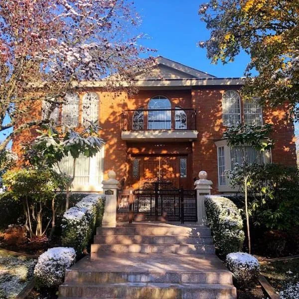 Super Cosy 8Bed & 6Bath in Vancouver heart near to airport and DownTown, hotel in Vancouver