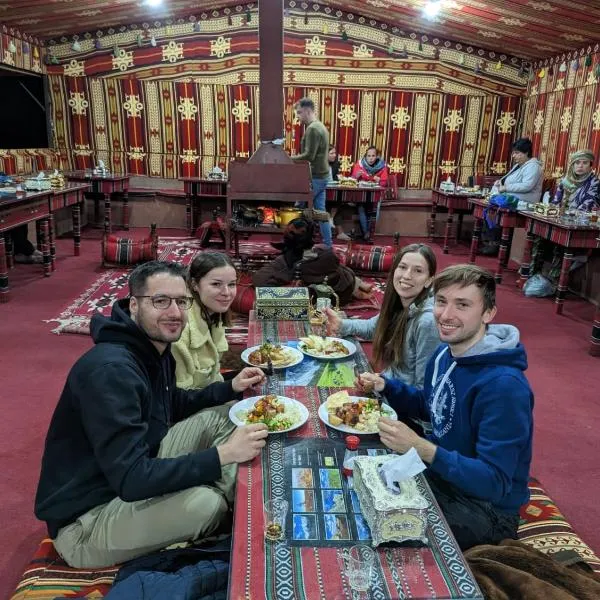 Bedouin host camp& with tour, hôtel à Wadi Rum