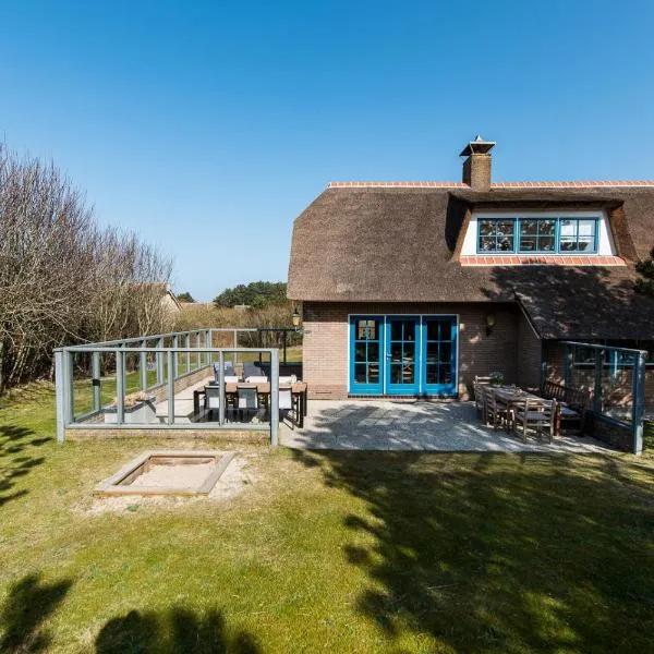 Villa met grote tuin in de duinen nabij het strand, hotel in Buren