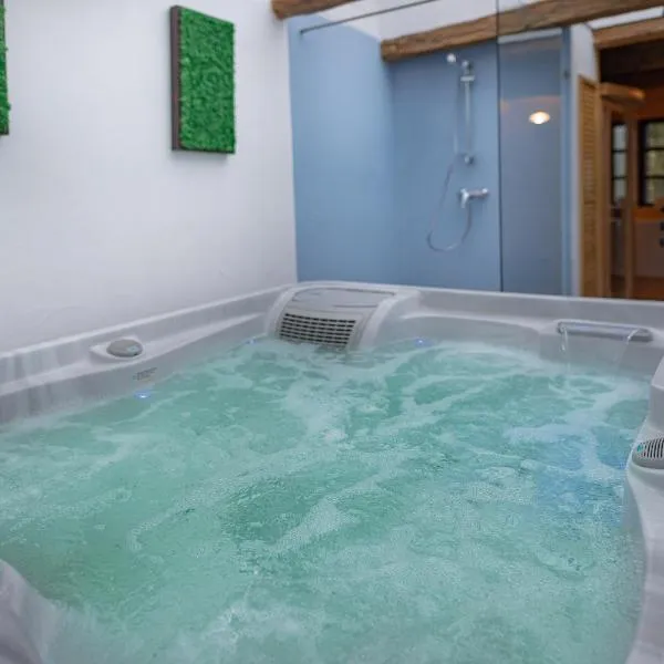 Kégli apartmanok és fürdőház Hollókő, hotel v destinaci Hollókö