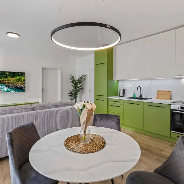 2 BR Apt Steps to Nivy Station, hotel v destinaci Bratislava