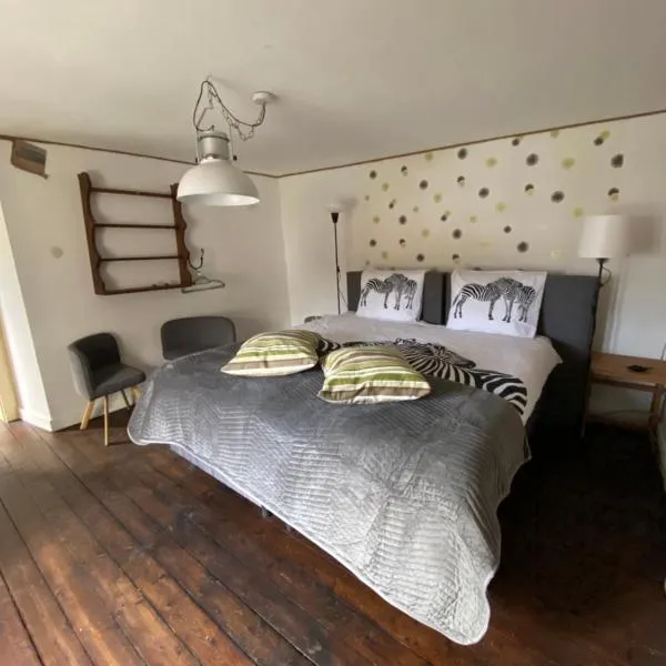 House in Eislek, North Luxembourg, dating from 1890, newly renovated，位于Deiffelt的酒店