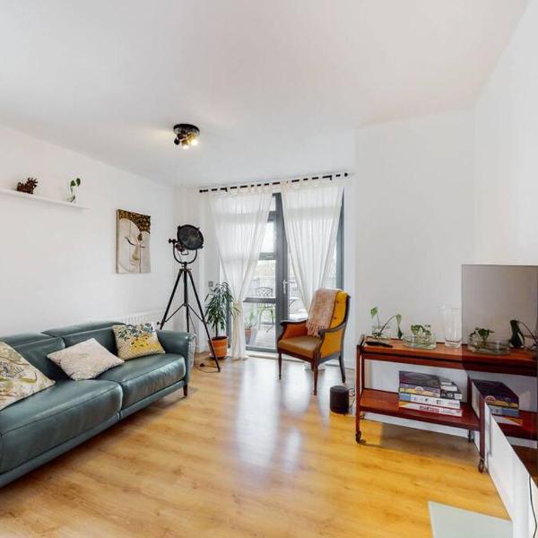 Modernistic 2-bedroom flat in Shadwell, Londres