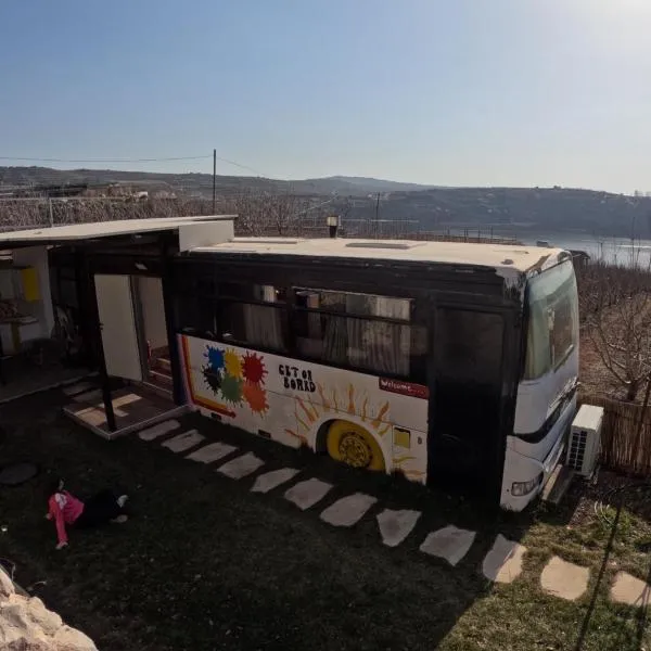 The Bus, hotel v destinaci Madždal Šams