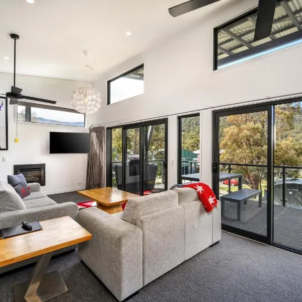 Monument Chalet in Crakenback Resort, Hotel in Crackenback