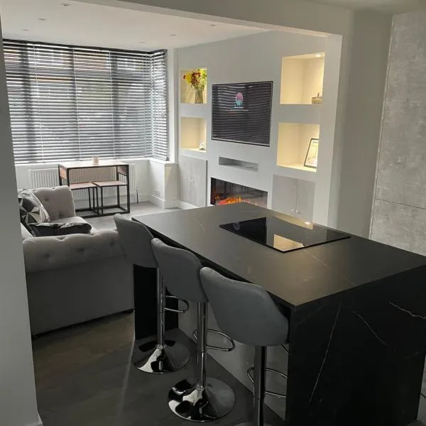 VA Home Stay - Close to Luton Airport, M1 & A505, hotel in Luton