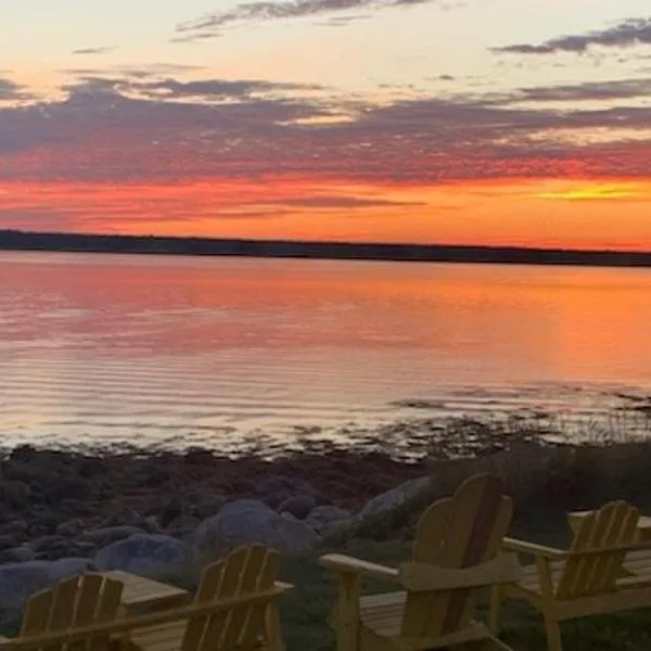 Whispering Waves Cottages, hotel v destinaci Shelburne