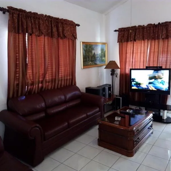 Sweet 1BR HSE Of Mirrors In Secured Gated Caribbean Estate Discont 15 OFF, hotell i Portmore